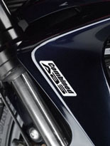 Mit dem innovativen, weltweit ersten elektronisch gesteuerten Combined ABS fr Supersport-Motorrder verbindet Honda Antiblockier- und Kombi- Bremse zu einem System, das die grundlegenden Vorteile von beiden verknpft. Dabei werden ganz speziell typische Supersport-Eigenheiten bercksichtigt, insbesondere der kurze Radstand. Das System beeintrchtigt deshalb nicht den sportlichen Fahrstil, sondern untersttzt die Kontrolle durch den Fahrer.