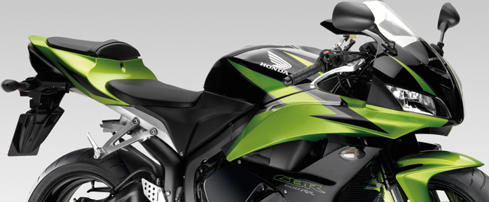 Extravagantem Graphite Black / Lime Green Metallic, wobei der Eye-Catcher-Auftritt das sportliche Hightech-Image selbstbewusst unterstreicht