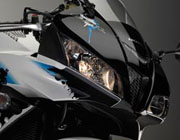 Das typische RR-Gesicht bleibt unverndert. Am ebenso kompakten wie aufregend dynamischen Design der CBR600RR, inklusive markanter Lufteinlassffnung in der Verkleidungsfront, wird 2009 festgehalten.