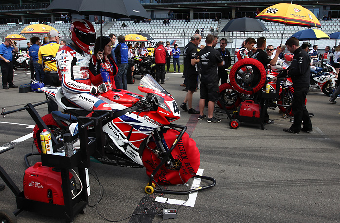 Ready to go: Beide Fireblade-Hondas gingen aus der ersten Startreihe ins Rennen.
