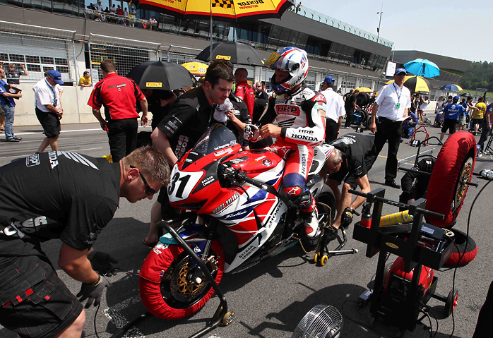 Team at work: Holzhauer Honda Fireblade-Pilot Karl Muggeridge bei letzten Vorbereitungen am Startplatz. 