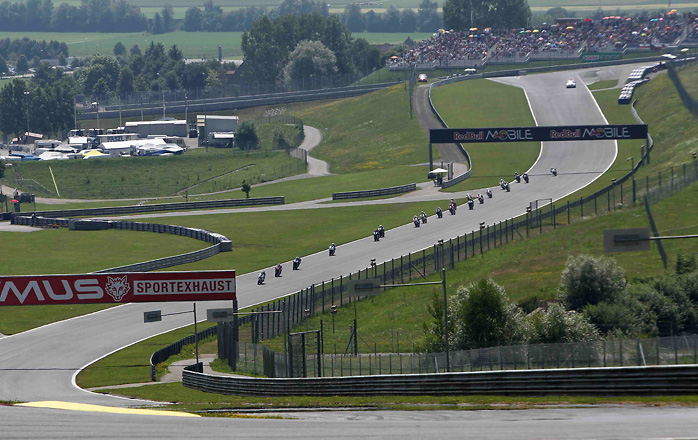 Racing in sterreich: Das Asphaltband schlngelt sich durch die malerische Hgellandschaft der Steiermark.