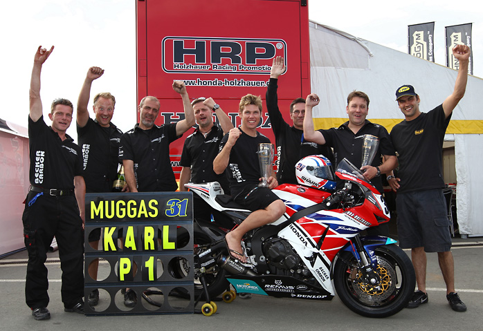 Das Honda Holzhauer Team bejubelt den ersten Saisonsieg von Karl Muggeridge