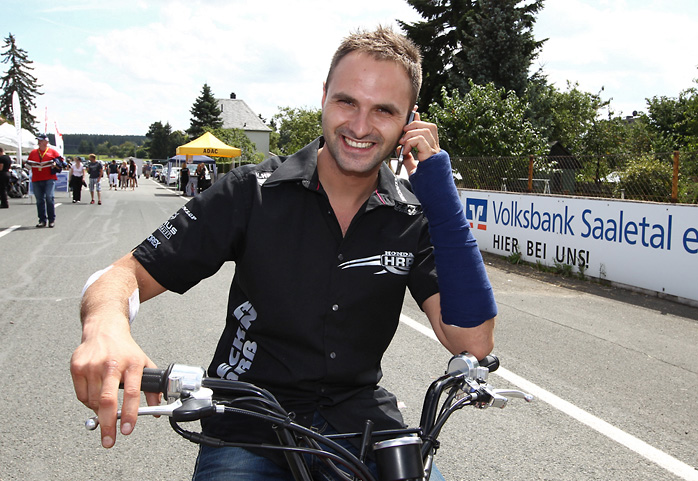 Mit dem linken Arm in Gips vorerst auer Gefecht: Superbiker Arne Tode