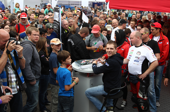 Groer Andrang nach Autogrammen: MotoGP-Pilot Stefan Bradl nahm sich am Sachsenring reichlich Zeit fr die Fans.