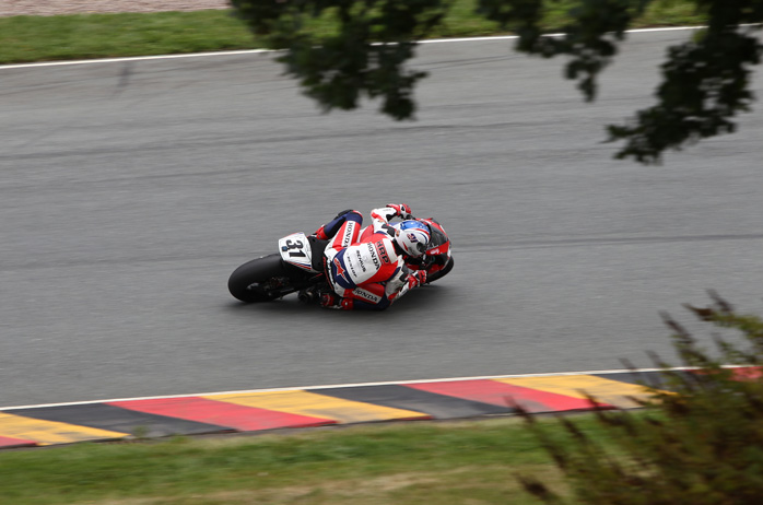 Kurven-Idylle: Karl Muggeridge schneidet mit der Fireblade Sachsenring durch die Omega-Passage.