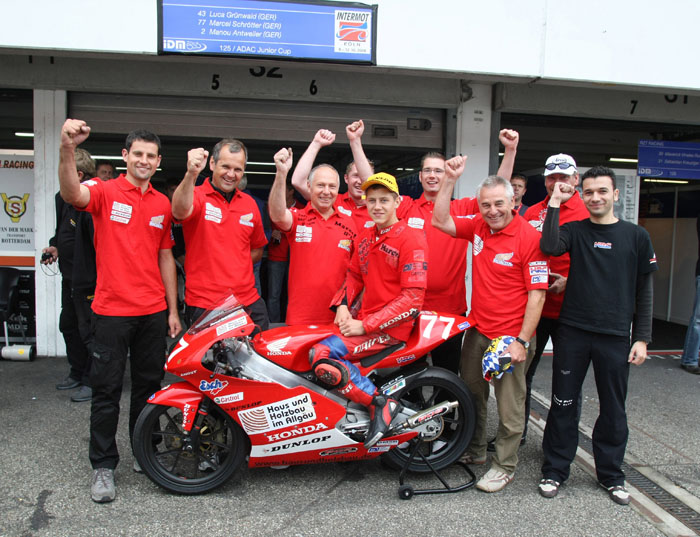 Marcel Schr�tter und sein Team freuen sich �ber den Sieg in der IDM 125-Meisterschaft