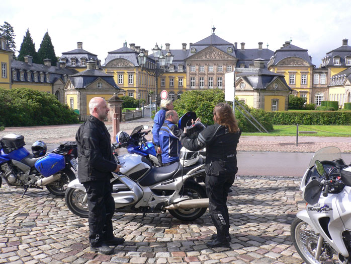 Vor dem Schloss in Bad Arolsen