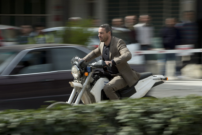 Bond-Bsewicht Patrice (Ola Rapace) auf einer Polizei-CRF