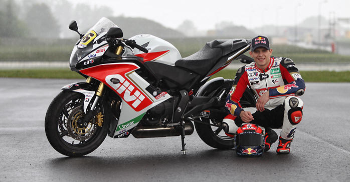 Stefan Bradl vor der CBR600F in der LCR Edition