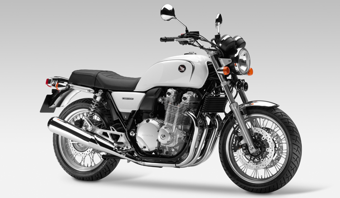 Honda CB1100 EX - Das Retrobike Honda CB1100 wird 2014 in einer neuen Ausfhrung angeboten. Honda hrt auf die Wnsche seiner Kunden und bietet nun eine Version mit Speichen-Rdern und Doppelauspuff an, die den Spirit der 70er-Jahre in sich trgt. Die CB1100EX verfgt neu ber 6 statt 5 Gnge, einen hher positionierten Scheinwerfer und berarbeitete Instrumente. Die Honda CB1100EX ist ab Mrz 2014 erhltlich.