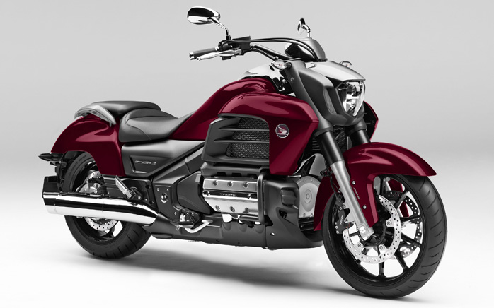 Honda Gold Wing F6C - Basierend auf der Gold Wing Plattform wiegt dieser imposante Powercruiser 80 kg weniger als die Tourenmaschine GL1800 und garantiert somit einen znftigen Schuss Adrenalin. Der fr sein enormes Drehmoment und seine beispielhafte Laufkultur gerhmte Sechszylinder-Boxer mit stolzen 1,8 Liter Hubraum verleiht der elegant gestreckten F6C berlegenheit und Autoritt. Unterstrichen wird dieser Anspruch durch technische Raffinessen wie die komplette LED-Beleuchtung. Die Honda F6C ist ab Mai 2014 erhltlich.