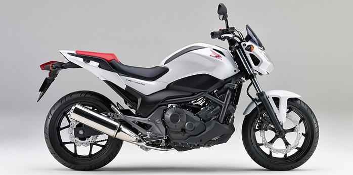 Die Honda NC750S in wei mit rotem Tankdekor und Soziussitz
