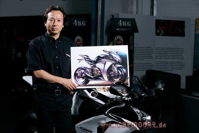 Honda Chefdesigner Toshiaki Kishi mit seinem neuen Meisterwerk - der CBR1000RR Modell 2008 (SC59)
