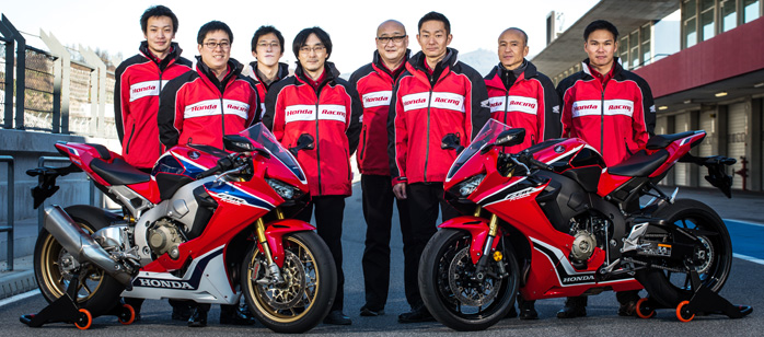 Das Entwicklungsteam der CBR1000RR Fireblade 2017: von links Masaki Kurahashi, Chiaki Yamamoto, Satoru Okoshi, Masatoshi Sato, Kyoichi Yoshii, Fujuki Hosokawa, Koji Koyano, Yasunori Iwaya