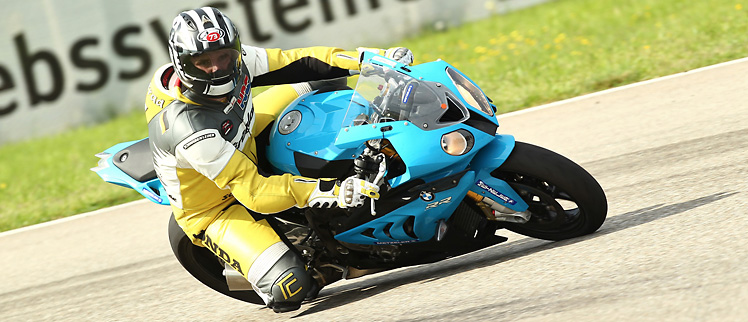 Der Racetec Interact K3, lässt einen auch bei ordentlichen Bremsen in Schräglage nicht im Stich. (Bild: PIXELrace)