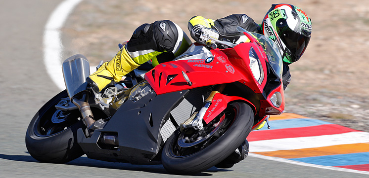 Mit dem Metzeler Sportec M7RR kann man auch richtig flott um den Kurs flitzen (Bild: Jörg Künstle)