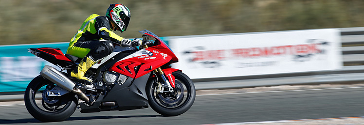 Volle Traktion mit der neuen BMW S1000RR und Metzeler (Bild: Jörg Künstle)