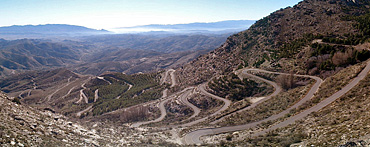 Blick vom 1860 Meter hohen Velefique auf das Kurven El Dorado