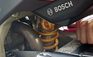 Öhlins TTX-Federbein wird auf den Fahrer eingestellt