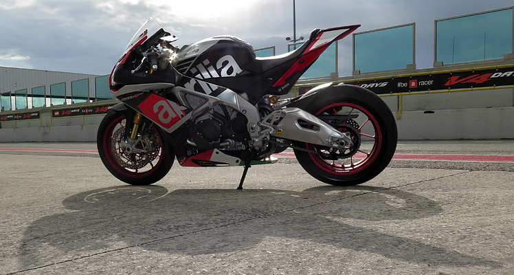 Ready to Race - Kann die Aprilia RSV4 RF 2015 ihre Konkurrentinnen wieder in den Schatten stellen?