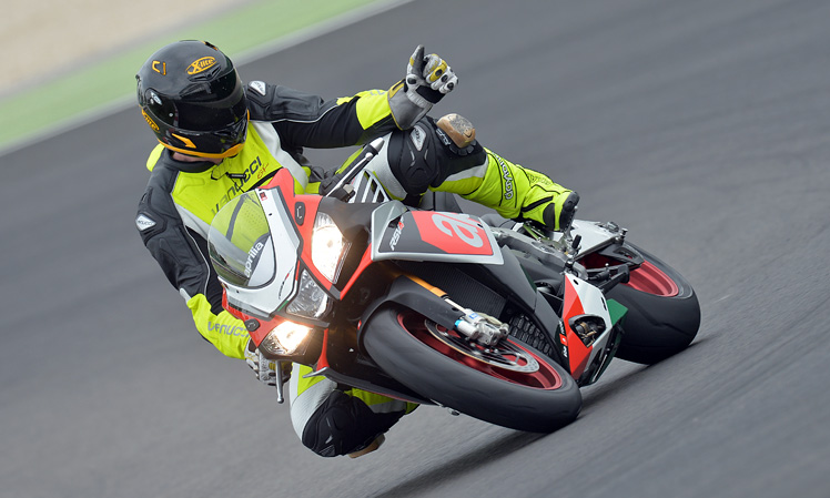 Aprilia RSV4 RF 2015 - Die Bestzeit wird geladen