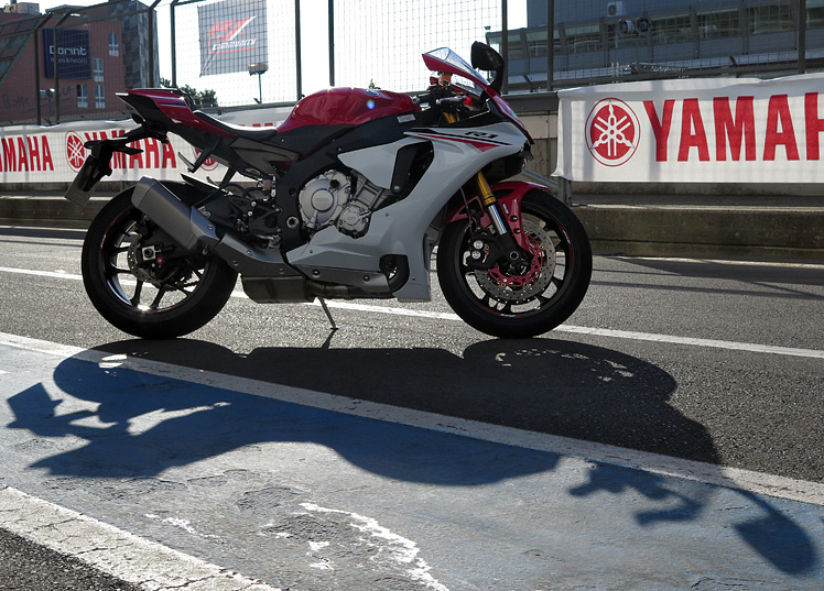 Wie schwer wird es für die Superbikes im großen Schatten der Yamaha YZF R1 2015 werden?