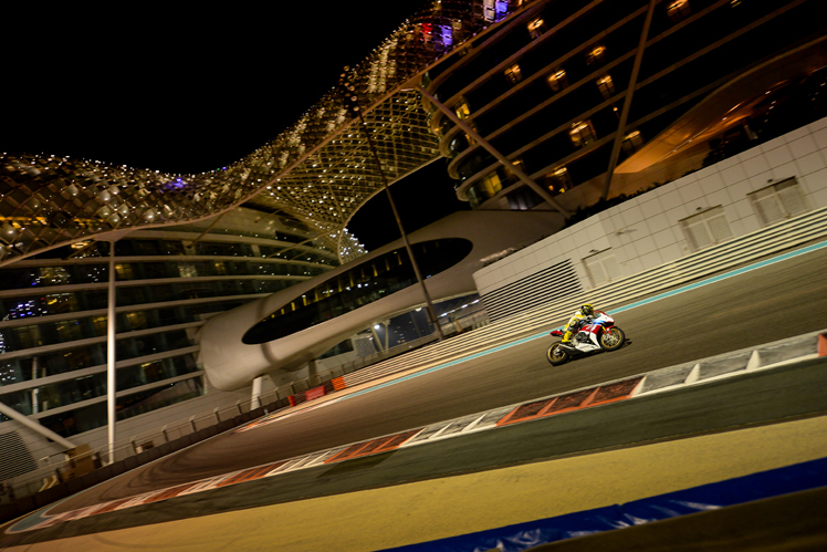 5 Sterne Racetrack - Der Yas Marina Circuit mit dem imposanten Yam Viceroy Hotel in Abu Dhabi