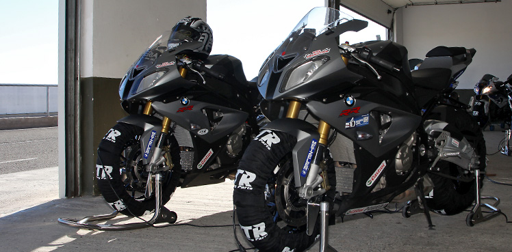 BMW S1000RR mit kuschlig warmen Metzeler Racetec Interact K2