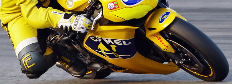 Viel Gripflche - Der Pirelli Diablo Superbike SC1 (vorne) und SC2 (hinten) in Aktion (Bild: Bernd Schweigert)